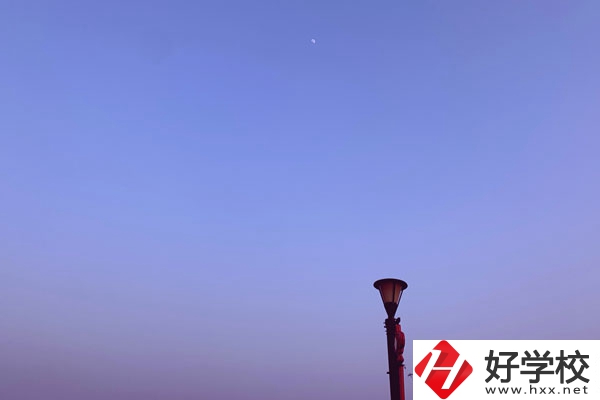 張家界旅游職業(yè)學(xué)校校園環(huán)境怎么樣？